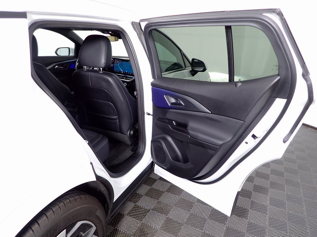 Used 2025 Chevrolet Equinox EV LT w/ Convenience Package image 31