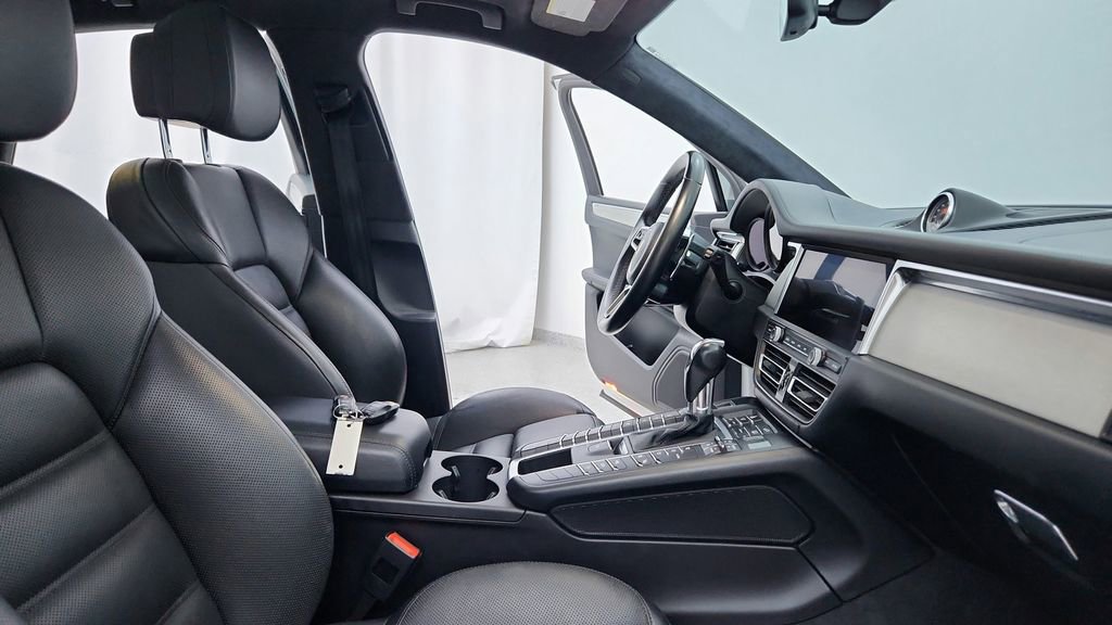 Used 2020 Porsche Macan Turbo image 25