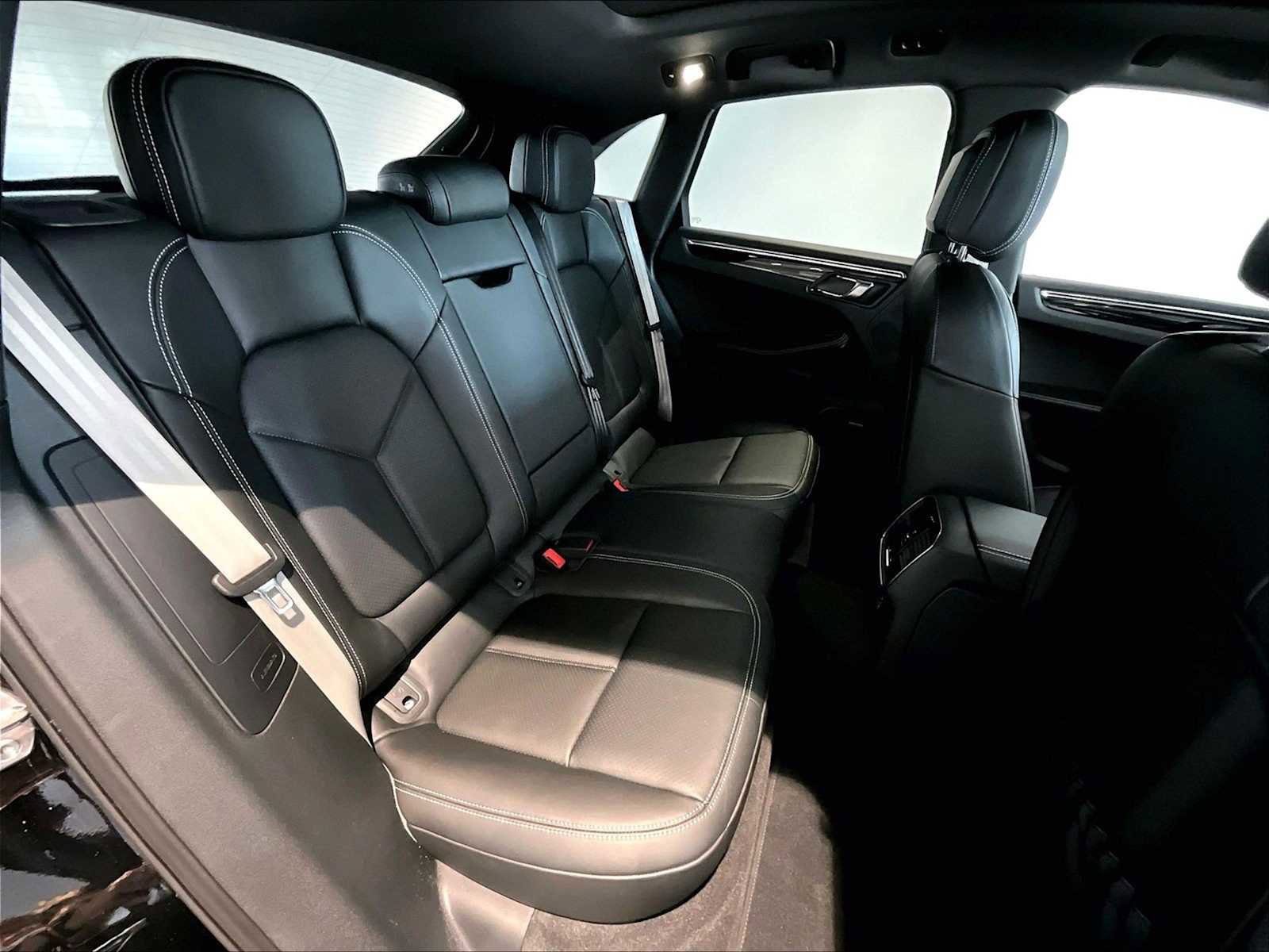 Used 2026 Porsche Macan image 32