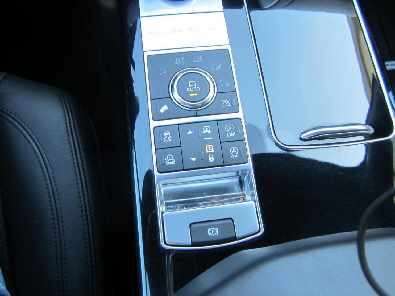 Used 2017 Land Rover Range Rover Long Wheelbase Supercharged image 30