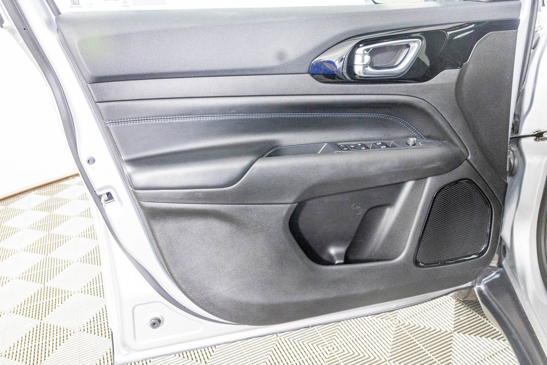 Used 2025 Jeep Compass Latitude w/ Altitude Special Edition image 17