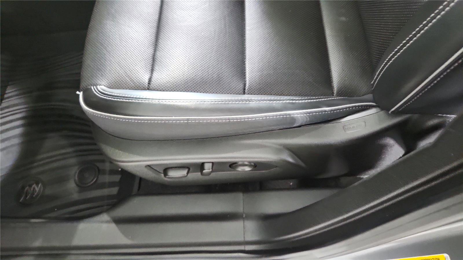 Used 2022 Buick Envision Essence w/ Safety Package FWD image 11