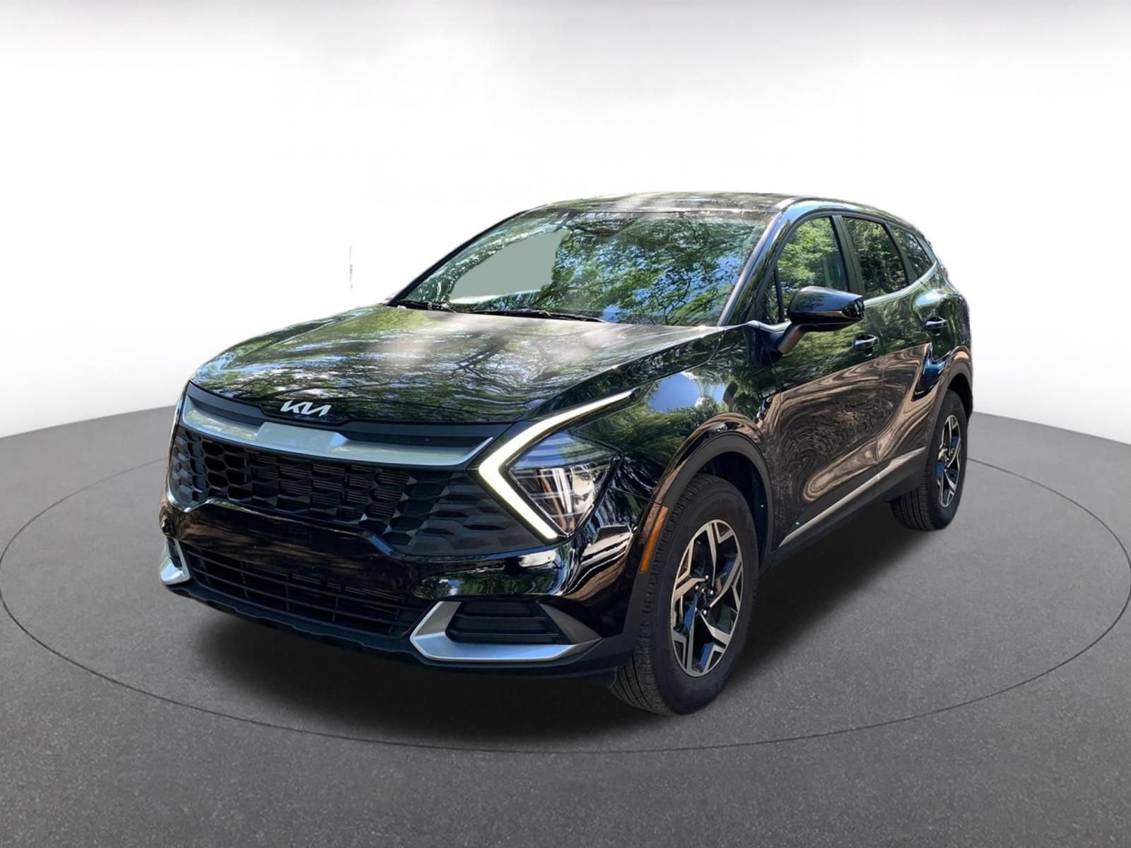 Used 2025 Kia Sportage LX image 3