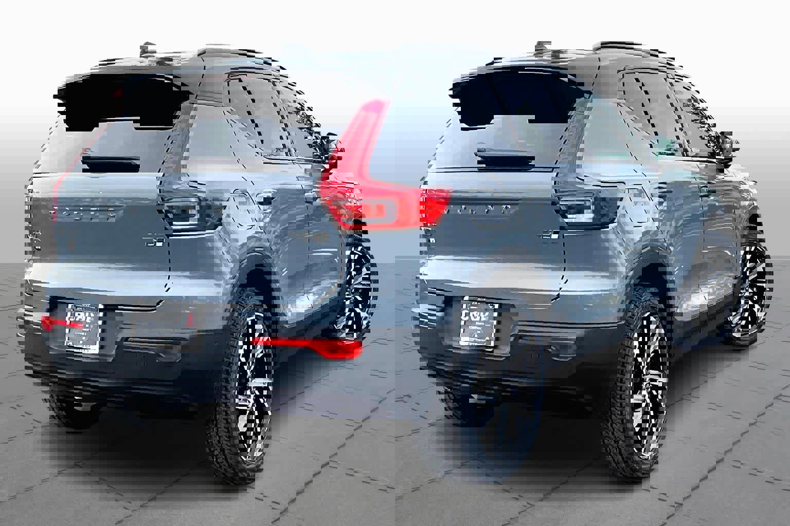 Used 2022 Volvo XC40 T5 R-Design w/ Advanced Package image 12