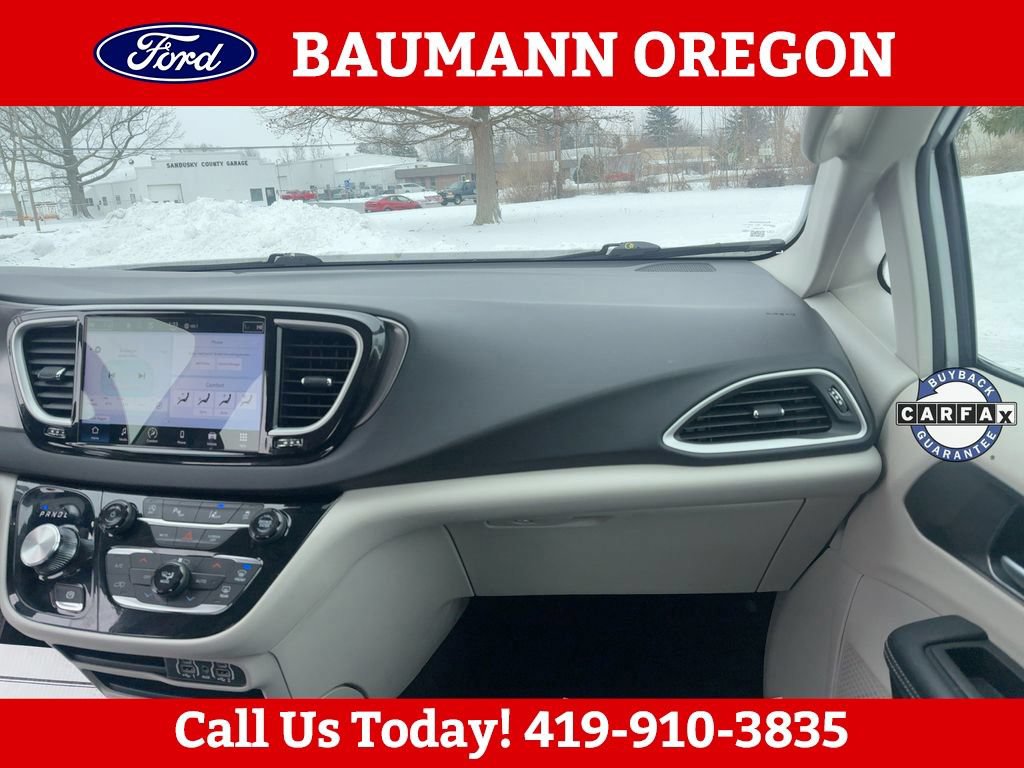Used 2024 Chrysler Pacifica Touring-L FWD image 16