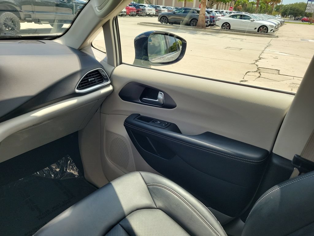 Used 2024 Chrysler Pacifica Touring-L FWD image 13