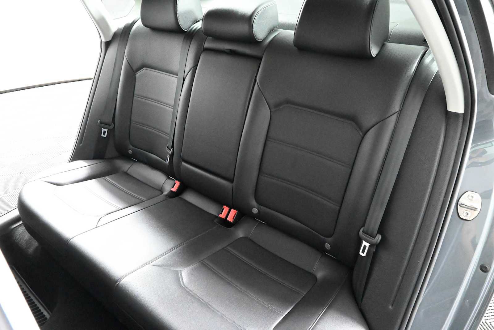 Used 2019 Volkswagen Passat 2.0T Wolfsburg FWD image 12