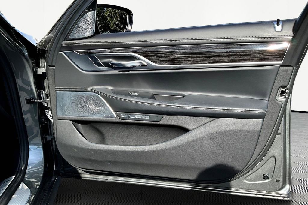 Used 2018 BMW 750i image 30