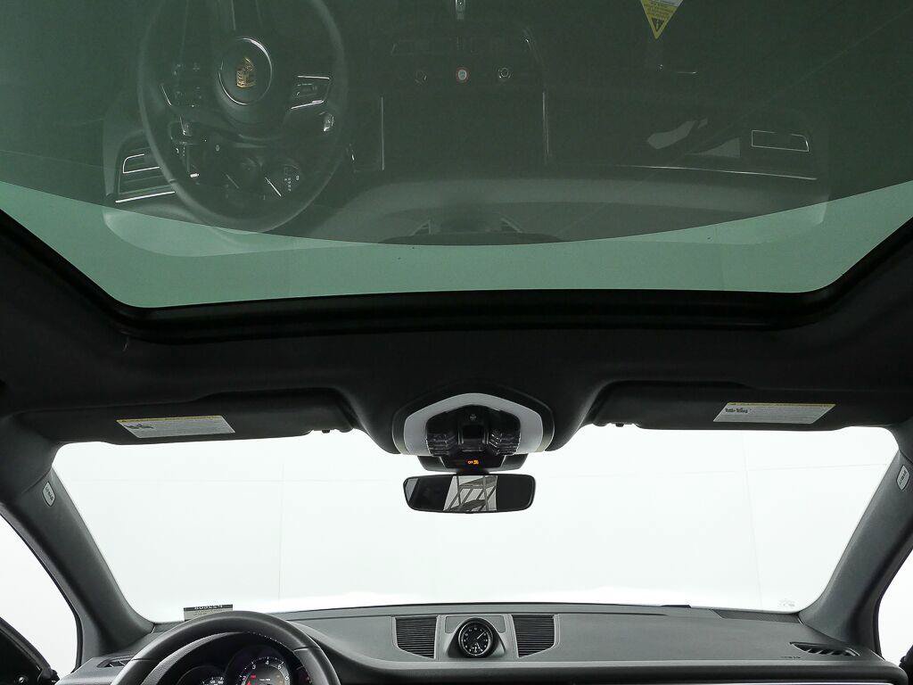 Certified 2026 Porsche Macan AWD/4WD image 18