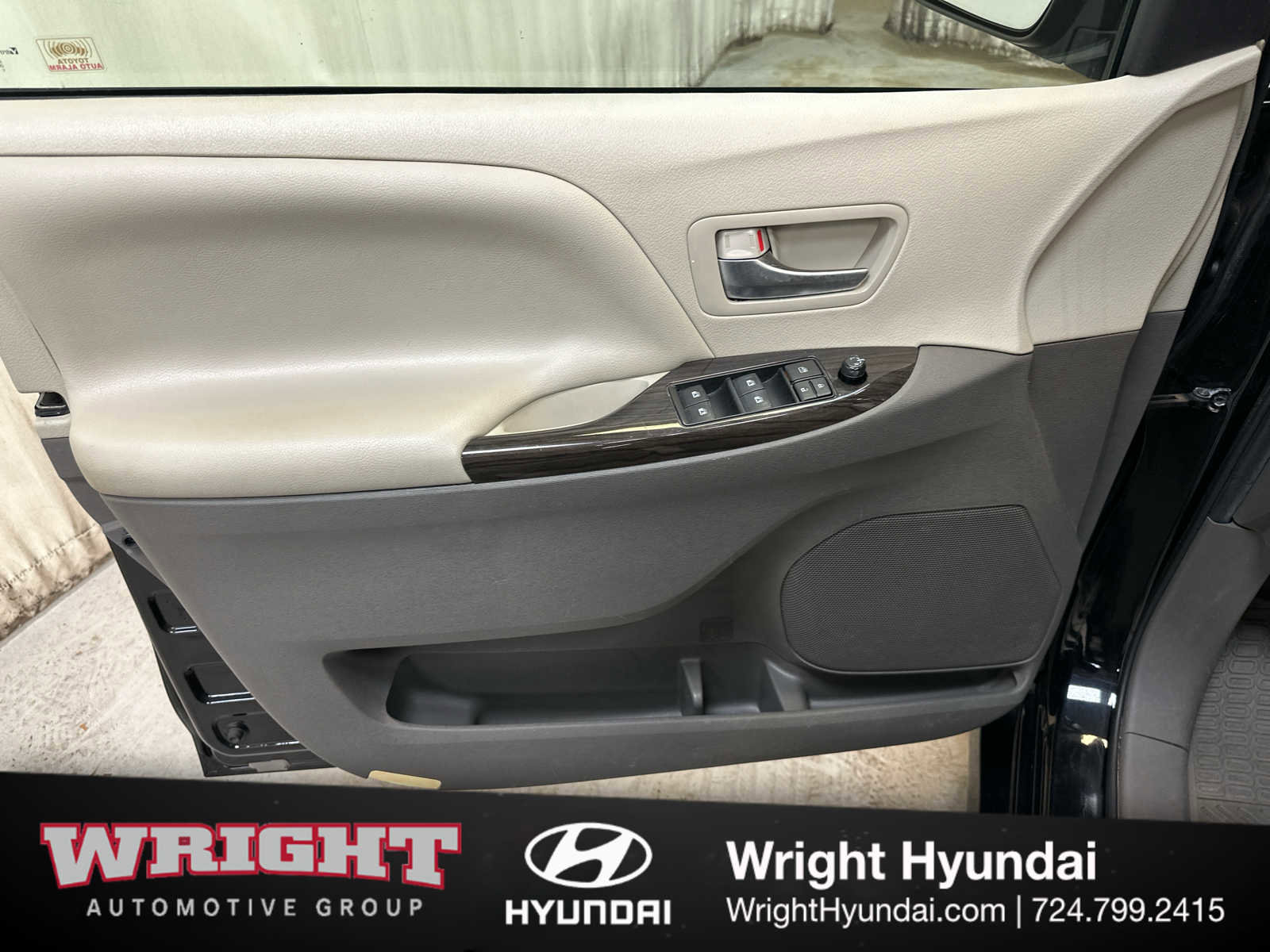 Used 2020 Toyota Sienna XLE image 9