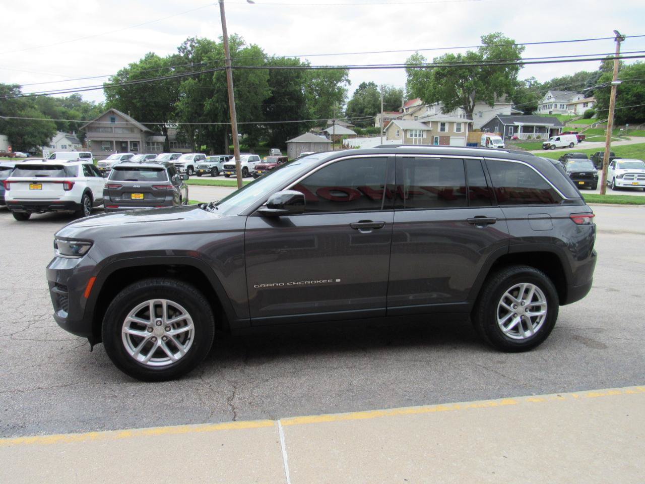 Used 2024 Jeep Grand Cherokee Laredo X AWD/4WD image 10