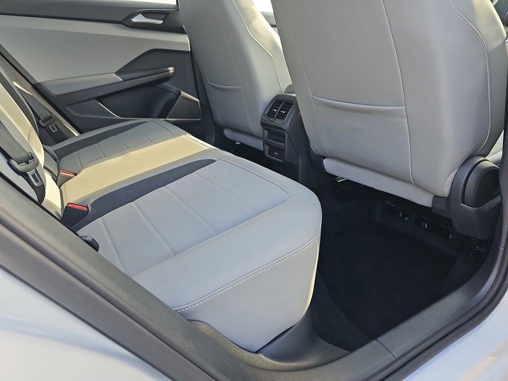 Used 2022 Volkswagen Taos SE w/ Panoramic Sunroof Package image 13