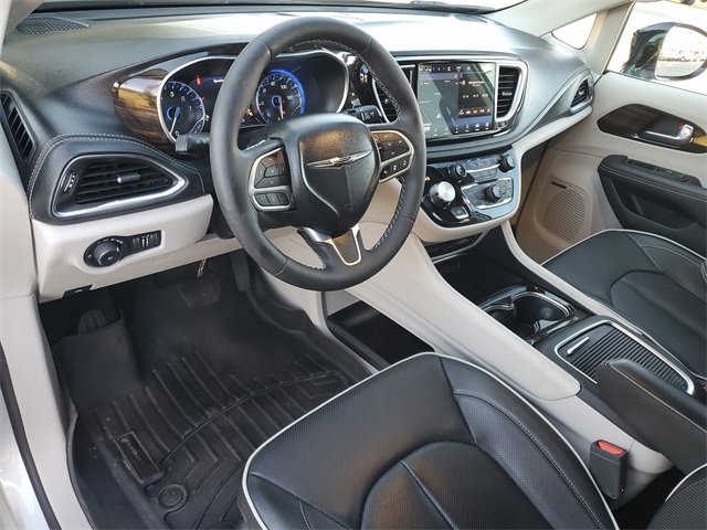 Used 2024 Chrysler Pacifica Limited w/ Uconnect Theater Family Group image 6