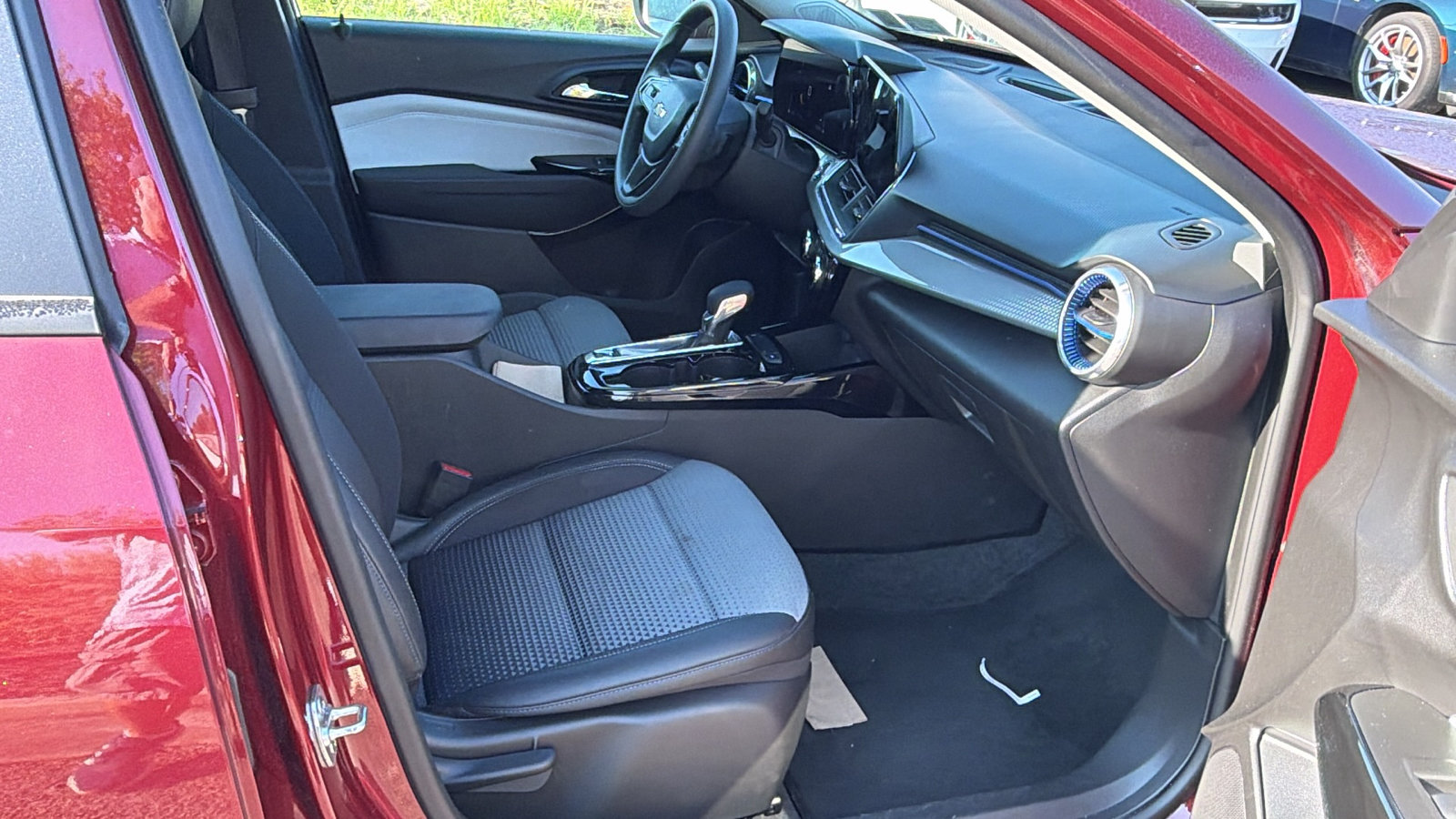 Used 2025 Chevrolet Trax LT FWD image 19