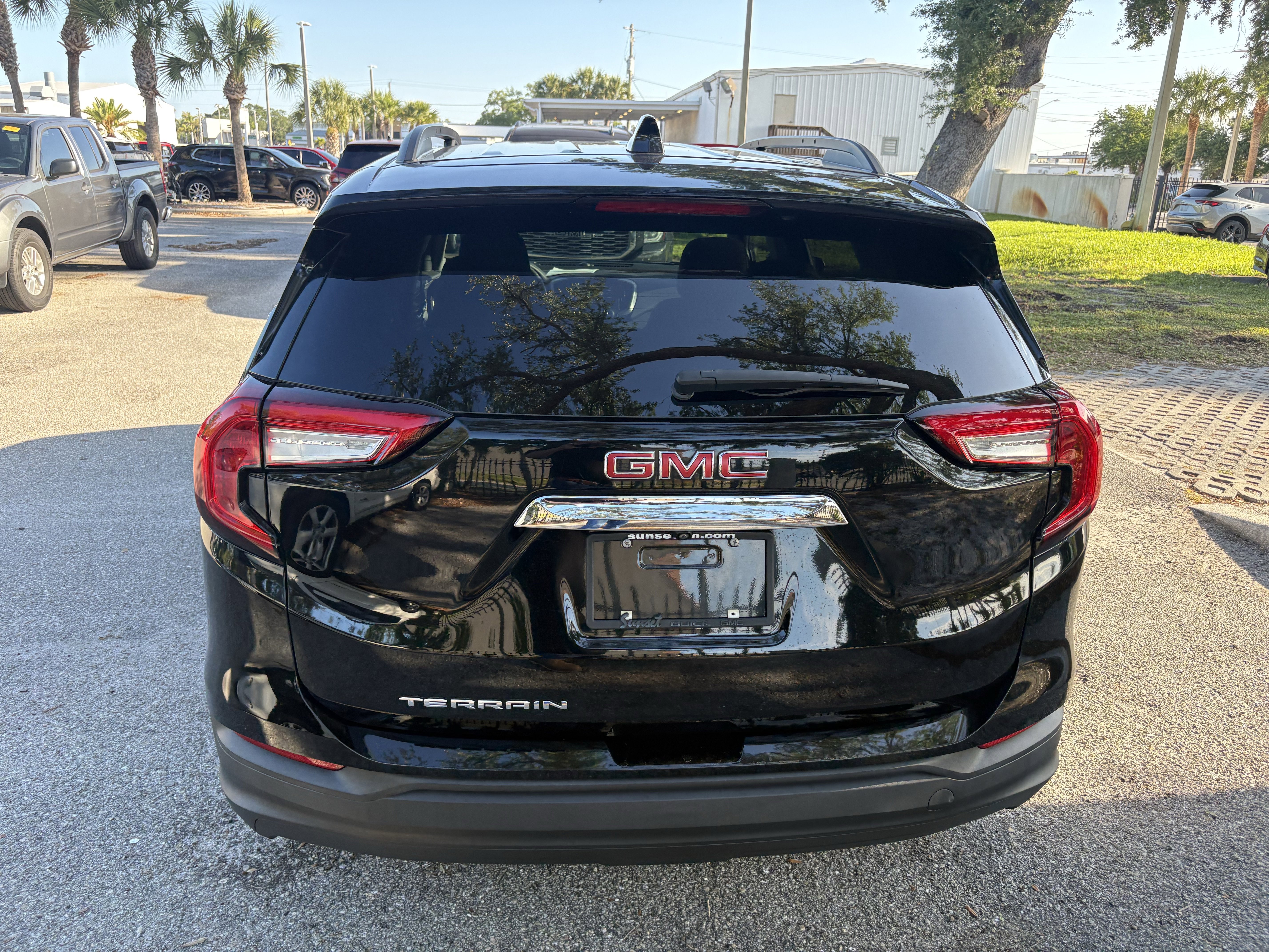 Used 2022 GMC Terrain SLE w/ Driver Convenience Package FWD image 6