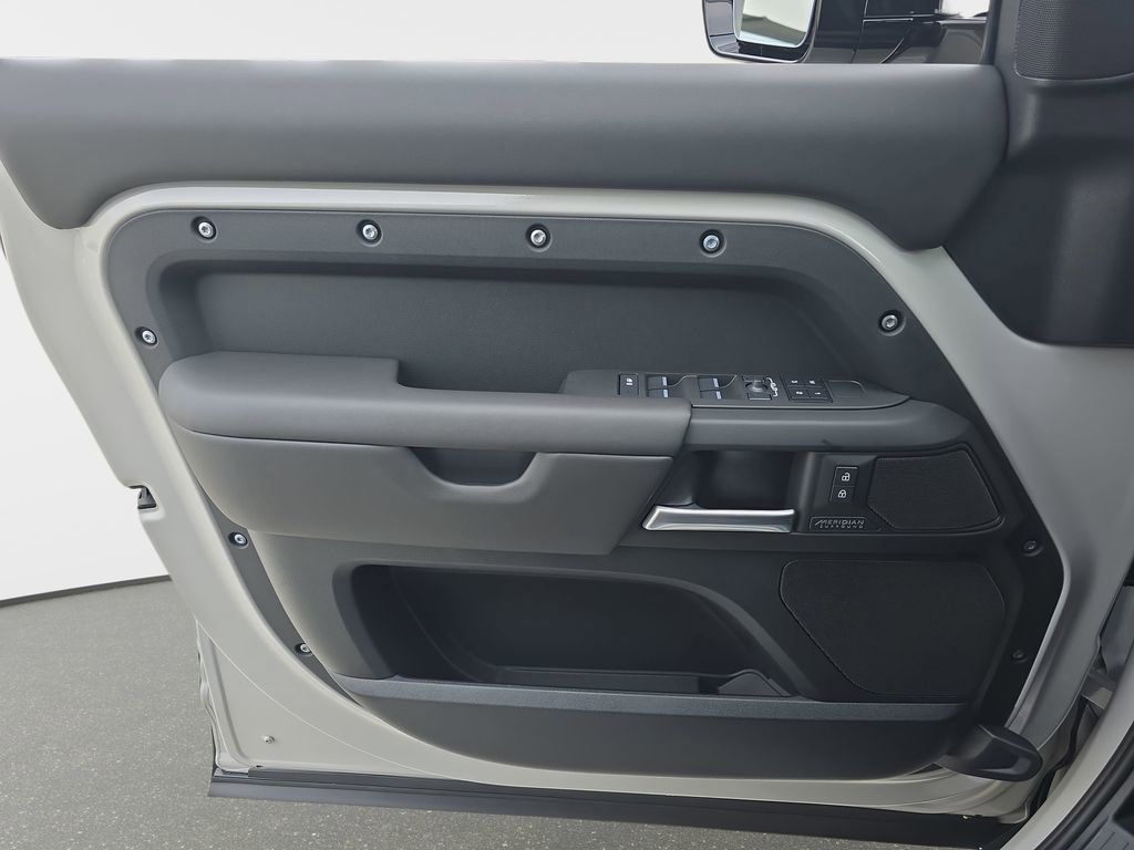 New 2026 Land Rover Defender 110 X-Dynamic SE image 27
