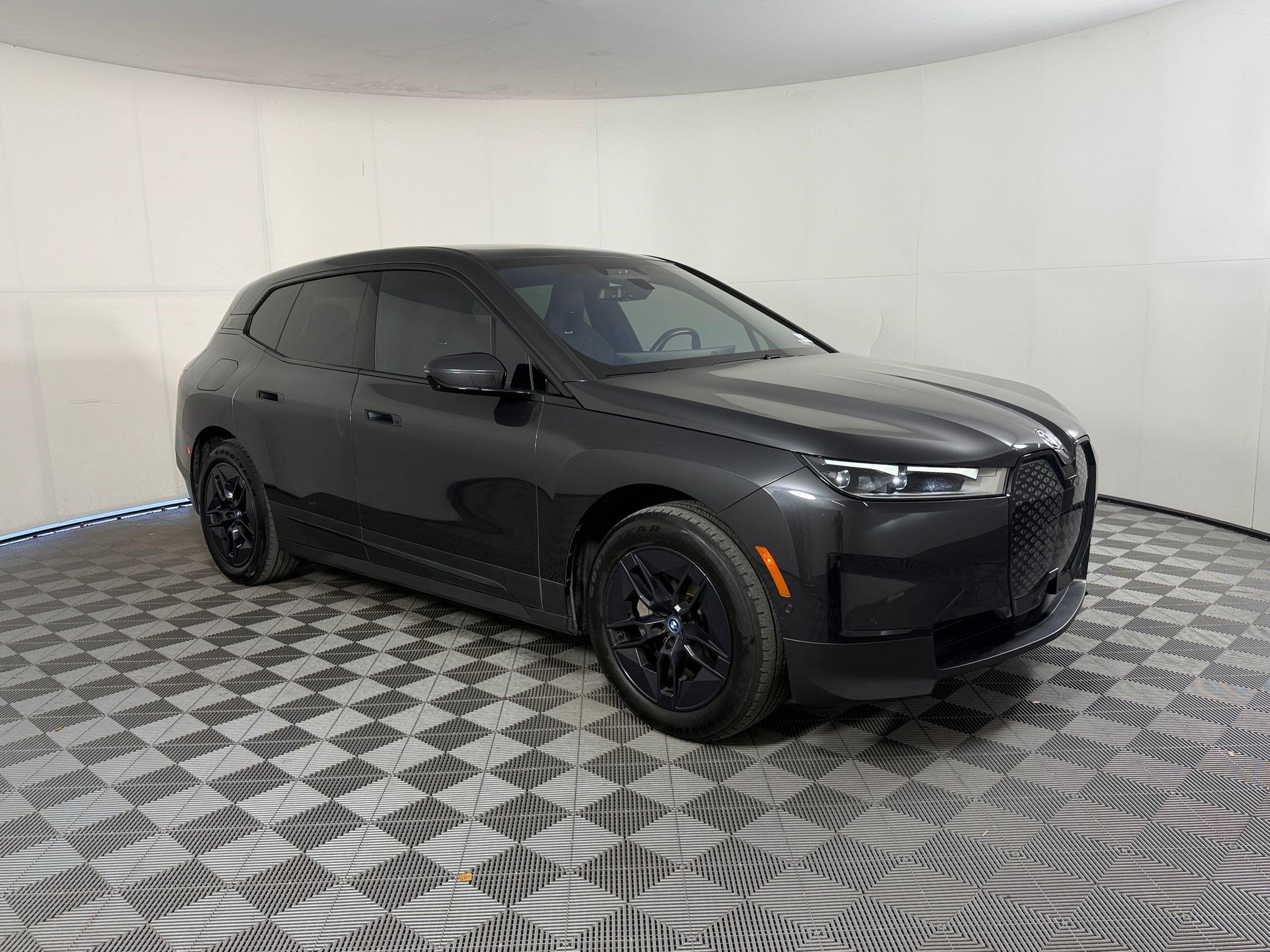 Used 2023 BMW iX xDrive50 w/ Convenience Package AWD/4WD image 7
