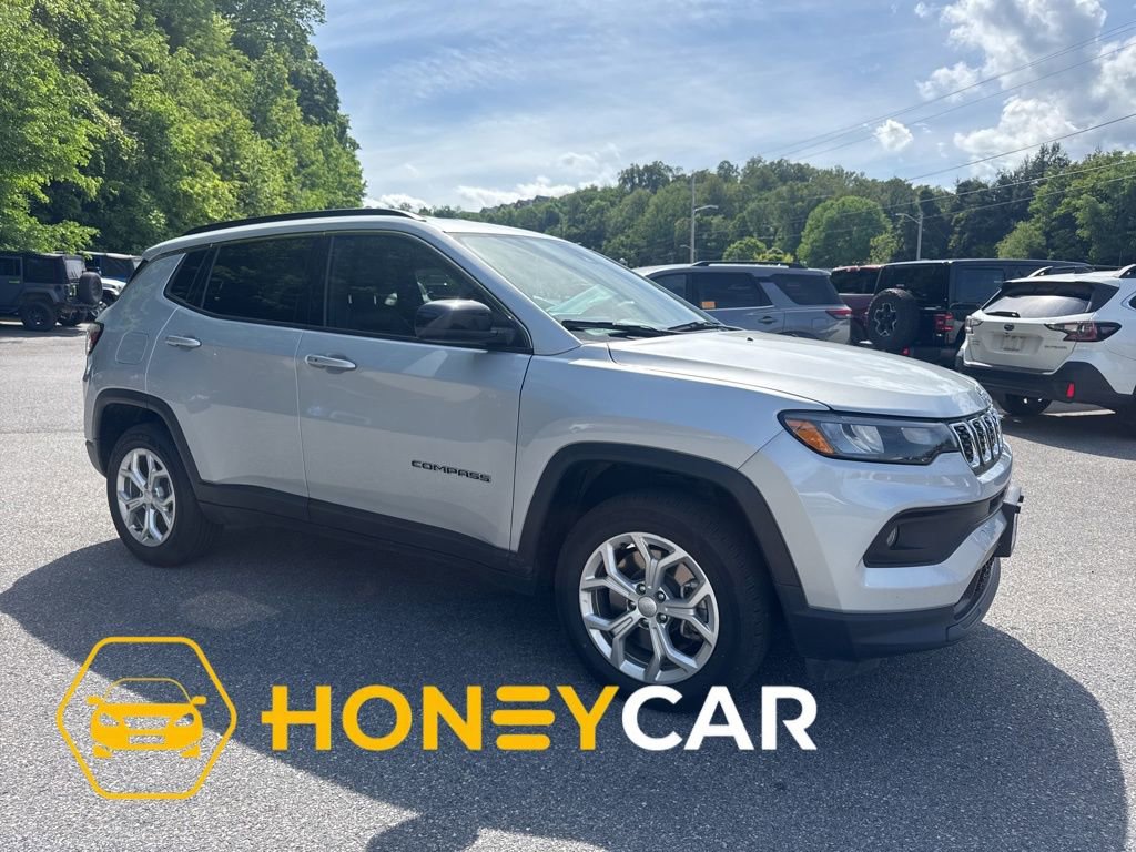 Used 2024 Jeep Compass Latitude AWD/4WD image 1
