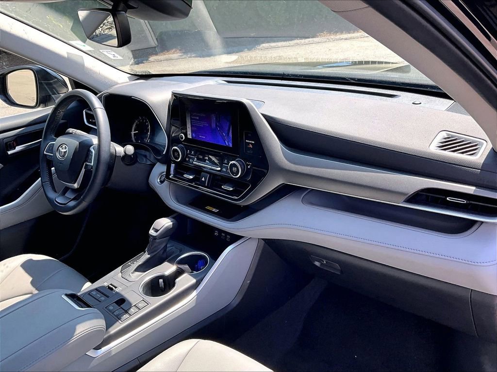 Used 2023 Toyota Highlander XLE AWD/4WD image 14