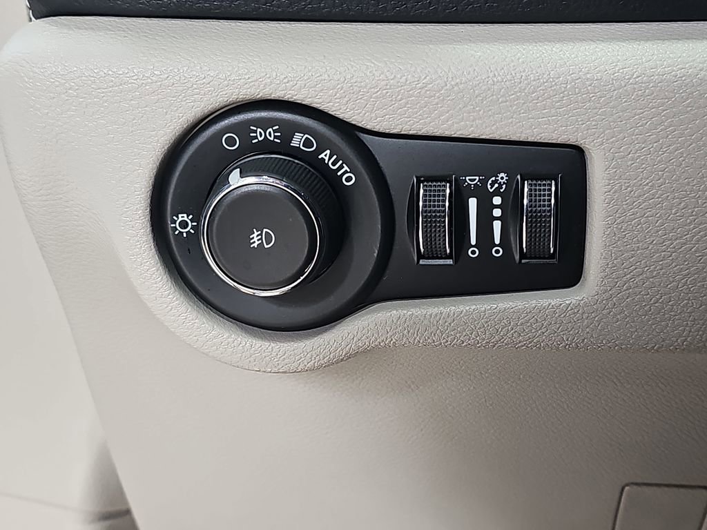 Used 2023 Chrysler Pacifica Limited w/ Uconnect Theater Family Group image 31