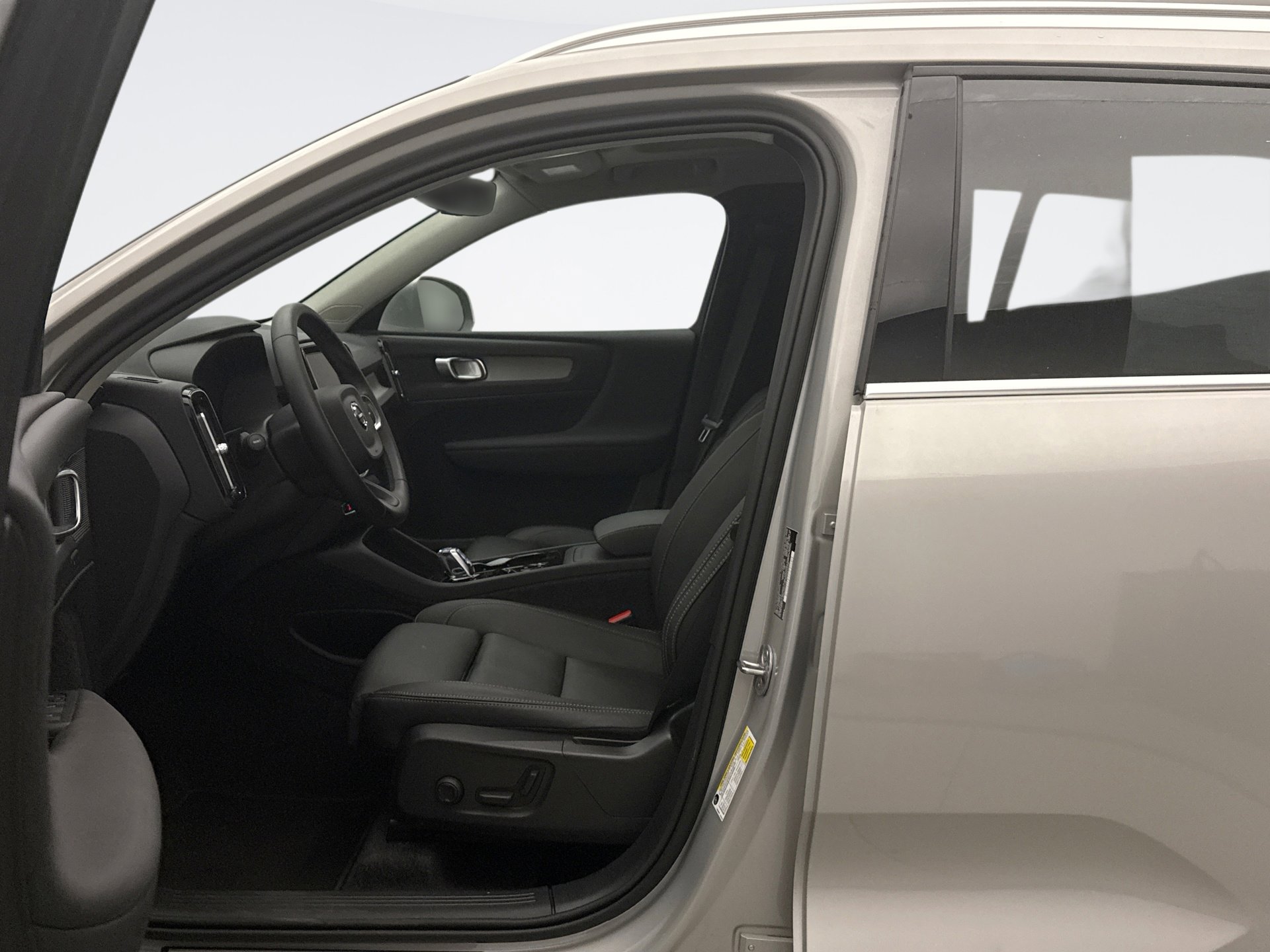 Used 2025 Volvo XC40 B5 Plus AWD/4WD image 8