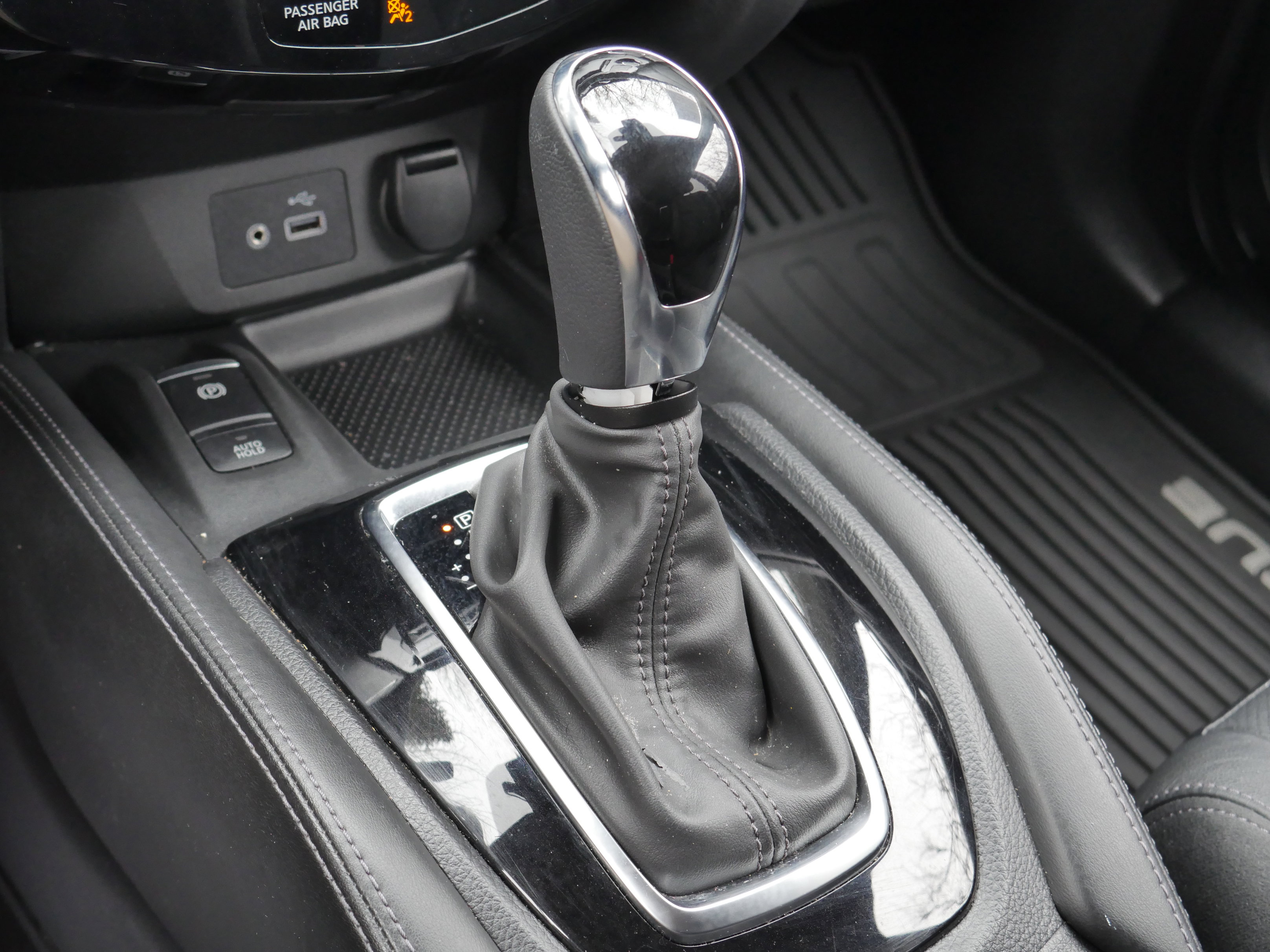 Used 2018 Nissan Rogue SL w/ Premium Package image 15