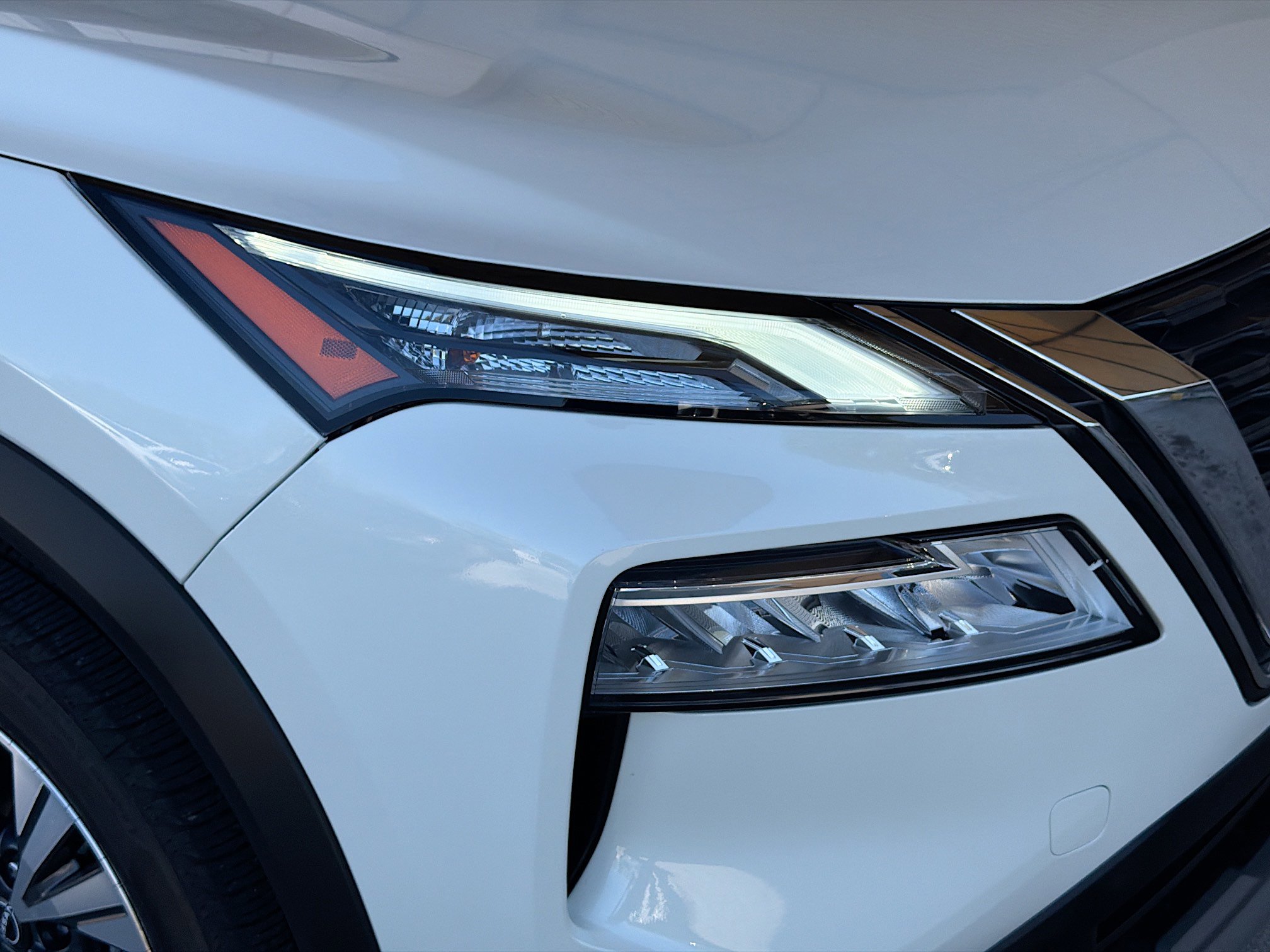 Used 2023 Nissan Rogue SV image 34