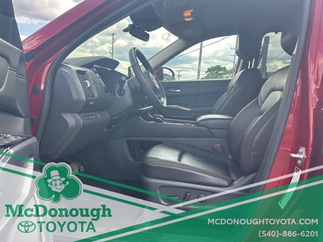 Used 2025 Nissan Pathfinder SL AWD/4WD image 13