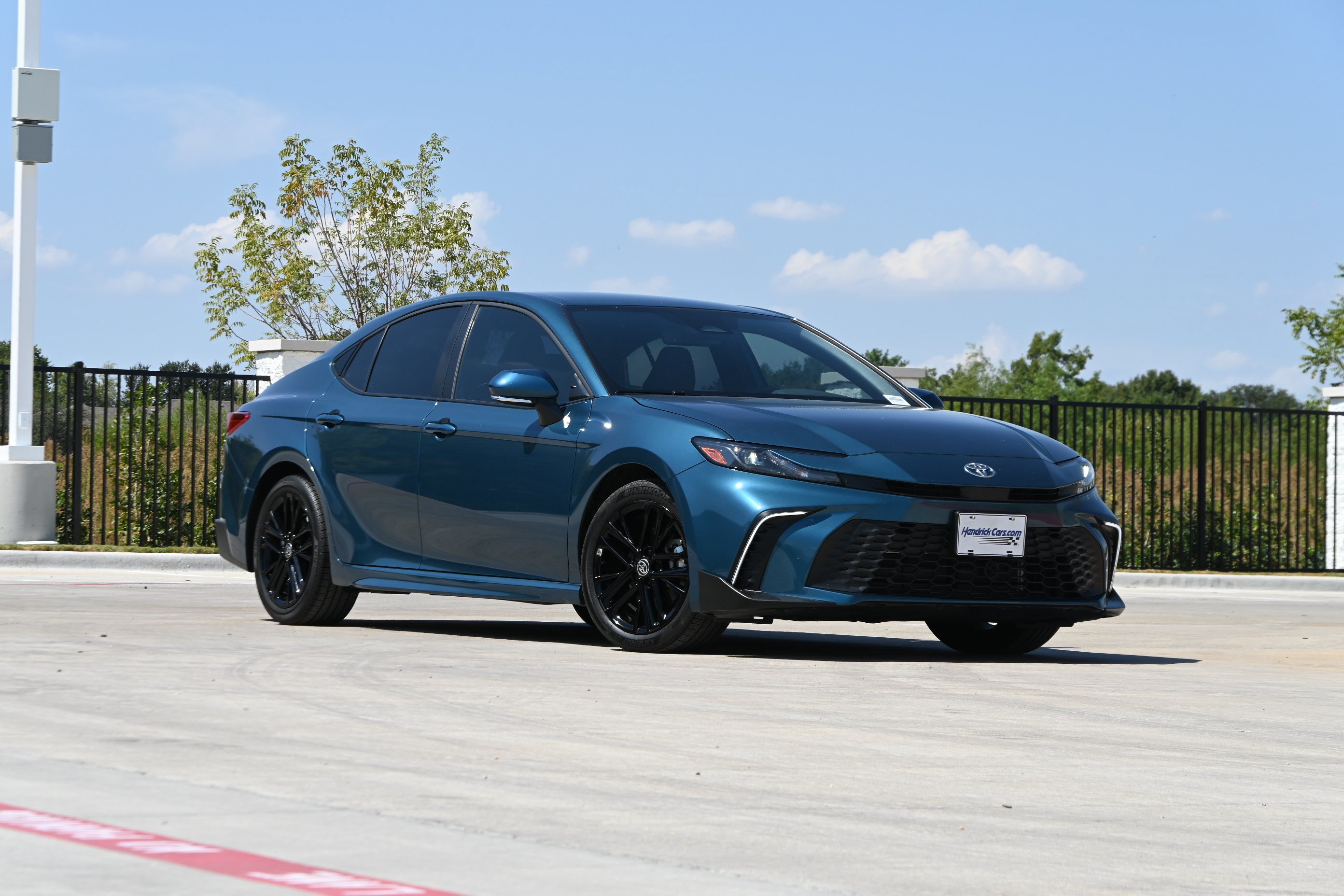 Used 2025 Toyota Camry SE w/ Convenience Package FWD image 2