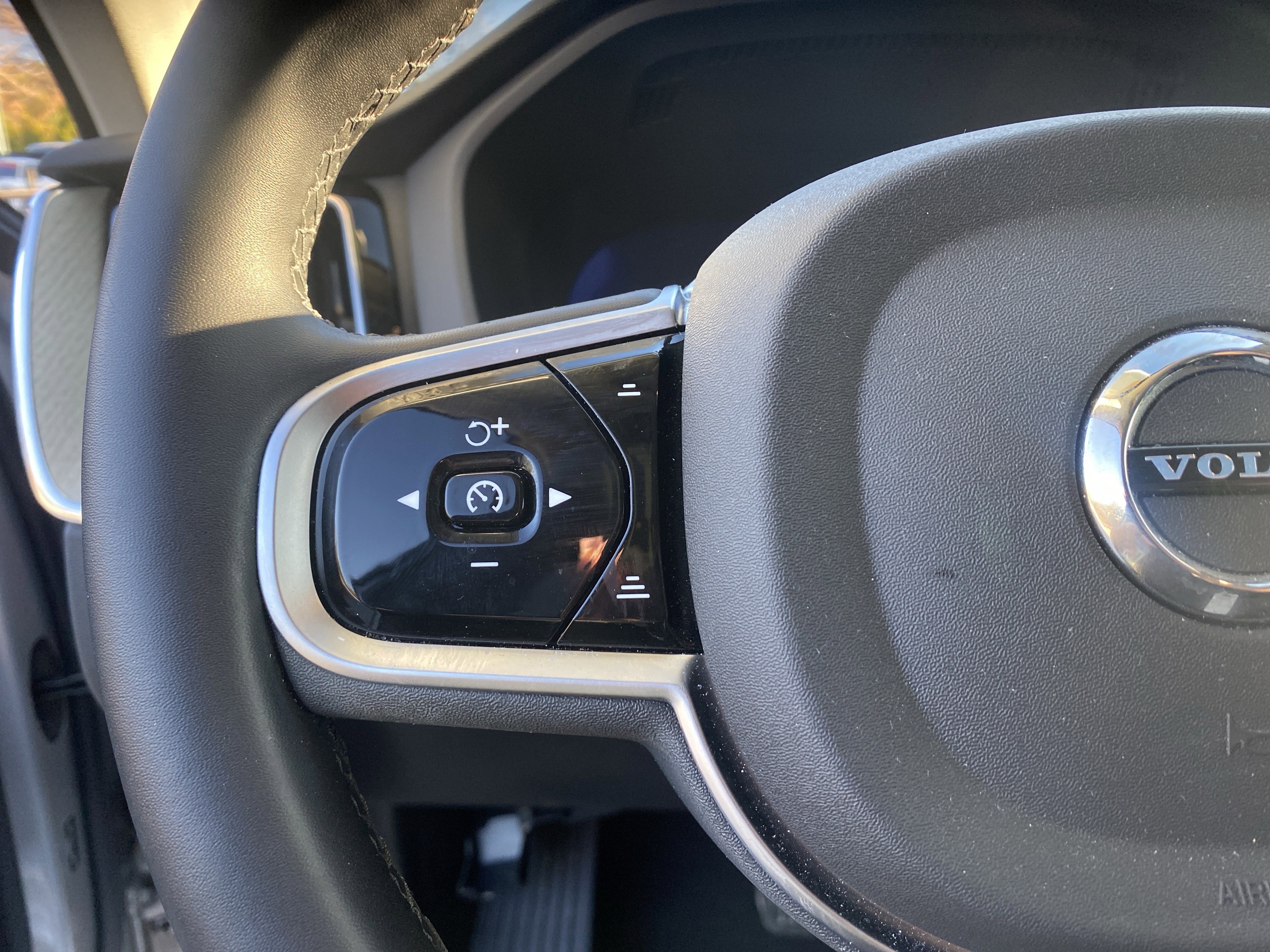 Used 2025 Volvo XC60 B5 Plus image 20