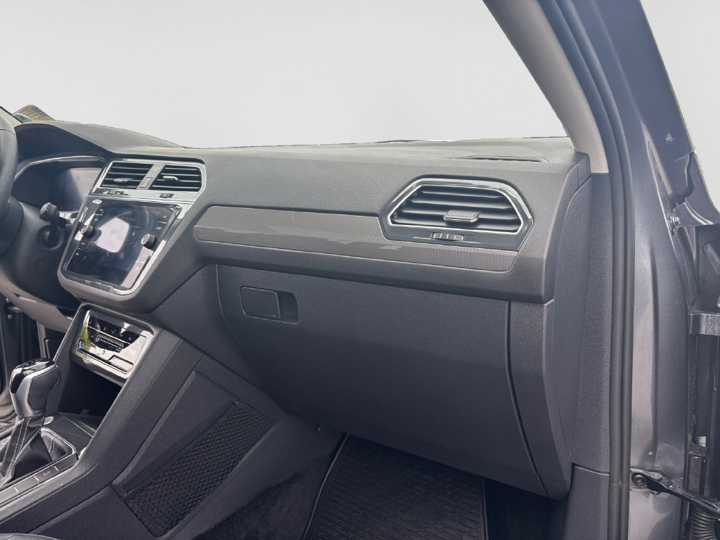 Used 2023 Volkswagen Tiguan SE AWD/4WD image 42