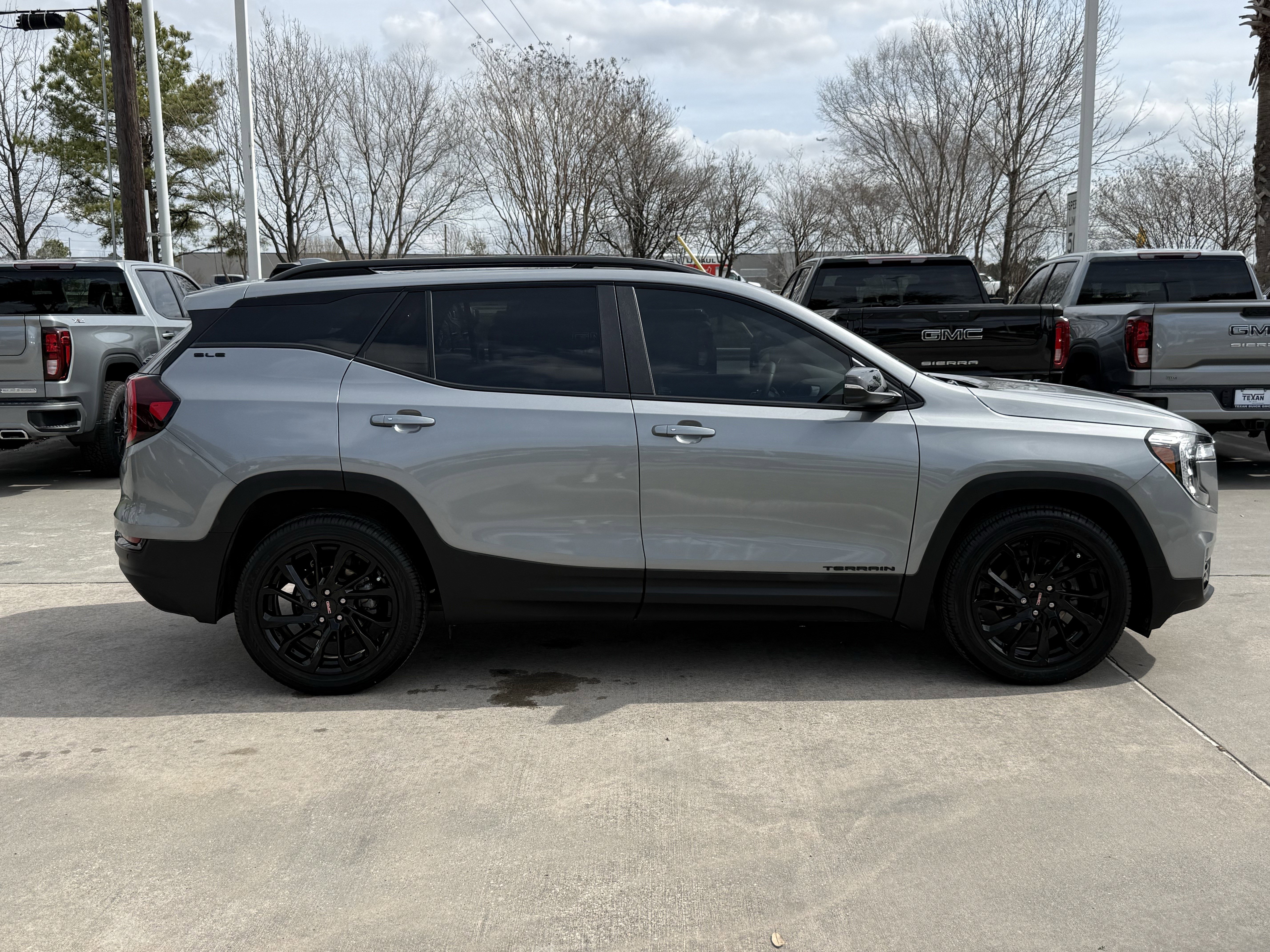 Used 2024 GMC Terrain SLE w/ Driver Convenience Package image 3