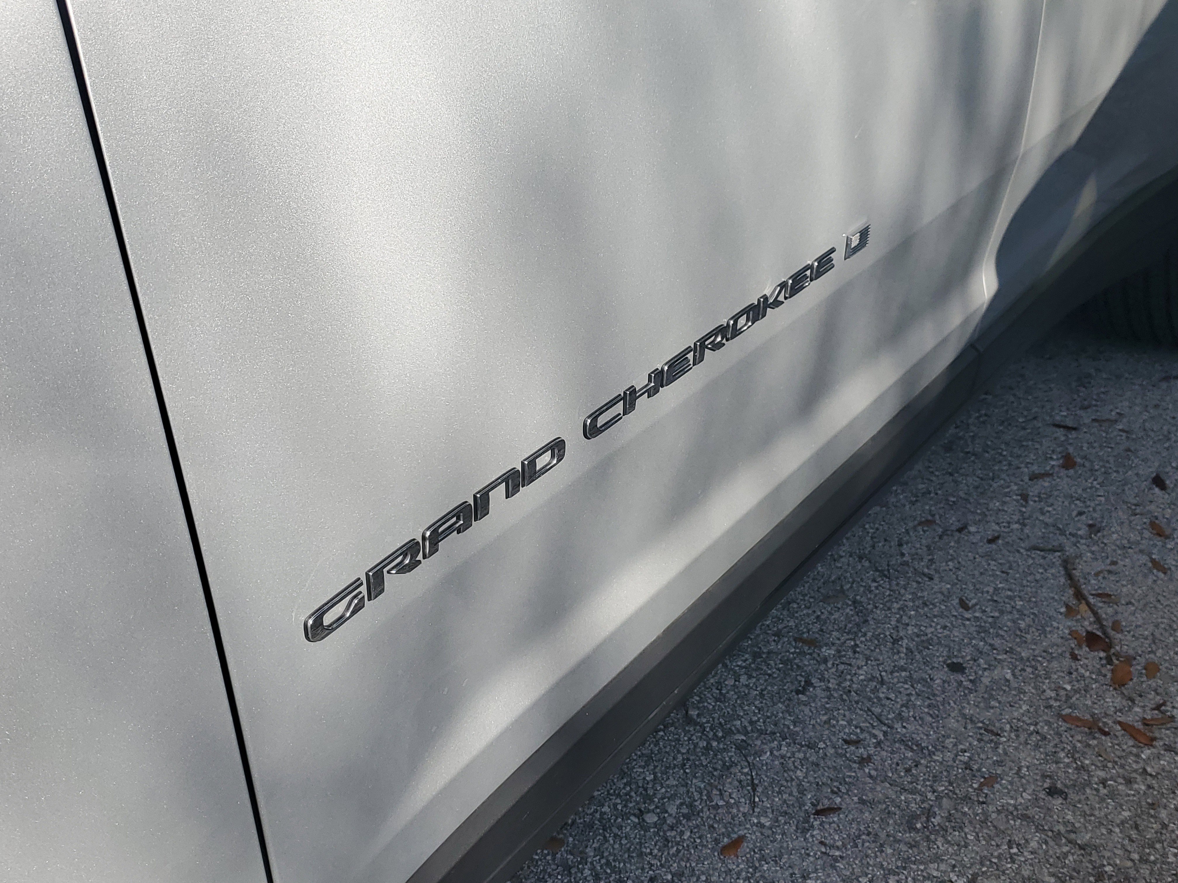 Used 2023 Jeep Grand Cherokee L Laredo image 4