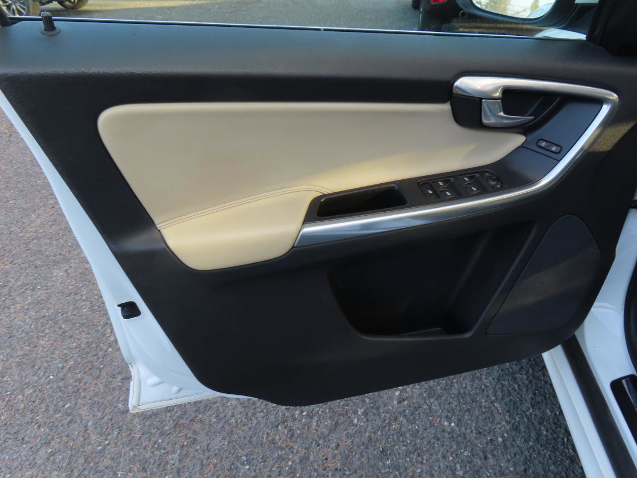 Used 2016 Volvo XC60 T6 w/ Protection Package AWD/4WD image 10