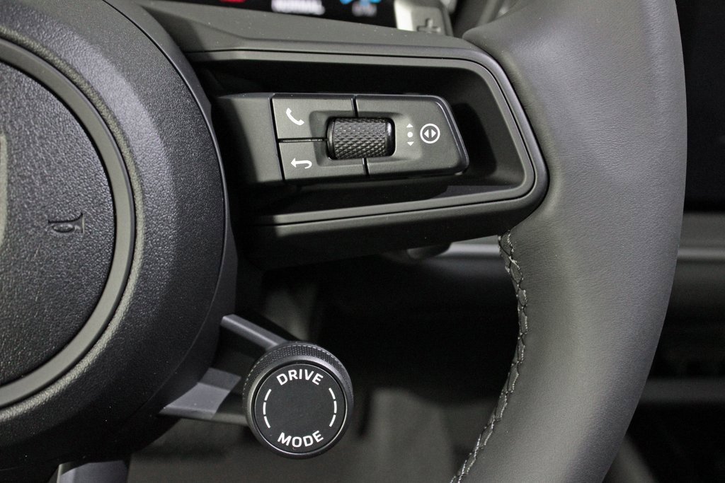 Used 2025 Porsche Cayenne image 25