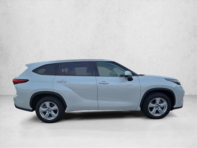 Used 2024 Toyota Highlander LE FWD image 4
