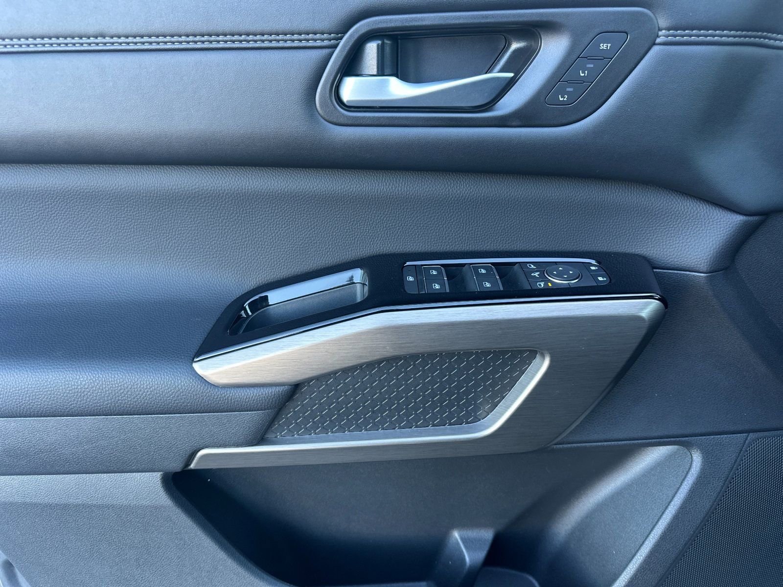 Used 2025 Nissan Pathfinder Platinum image 10