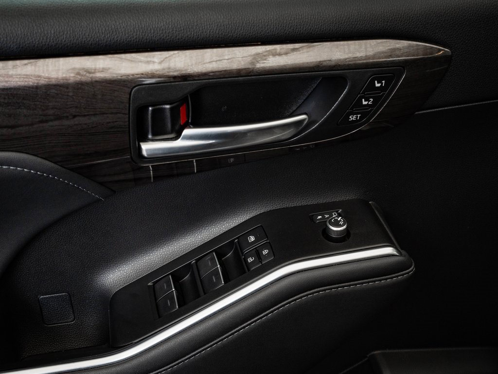 Used 2023 Toyota Highlander Platinum image 28