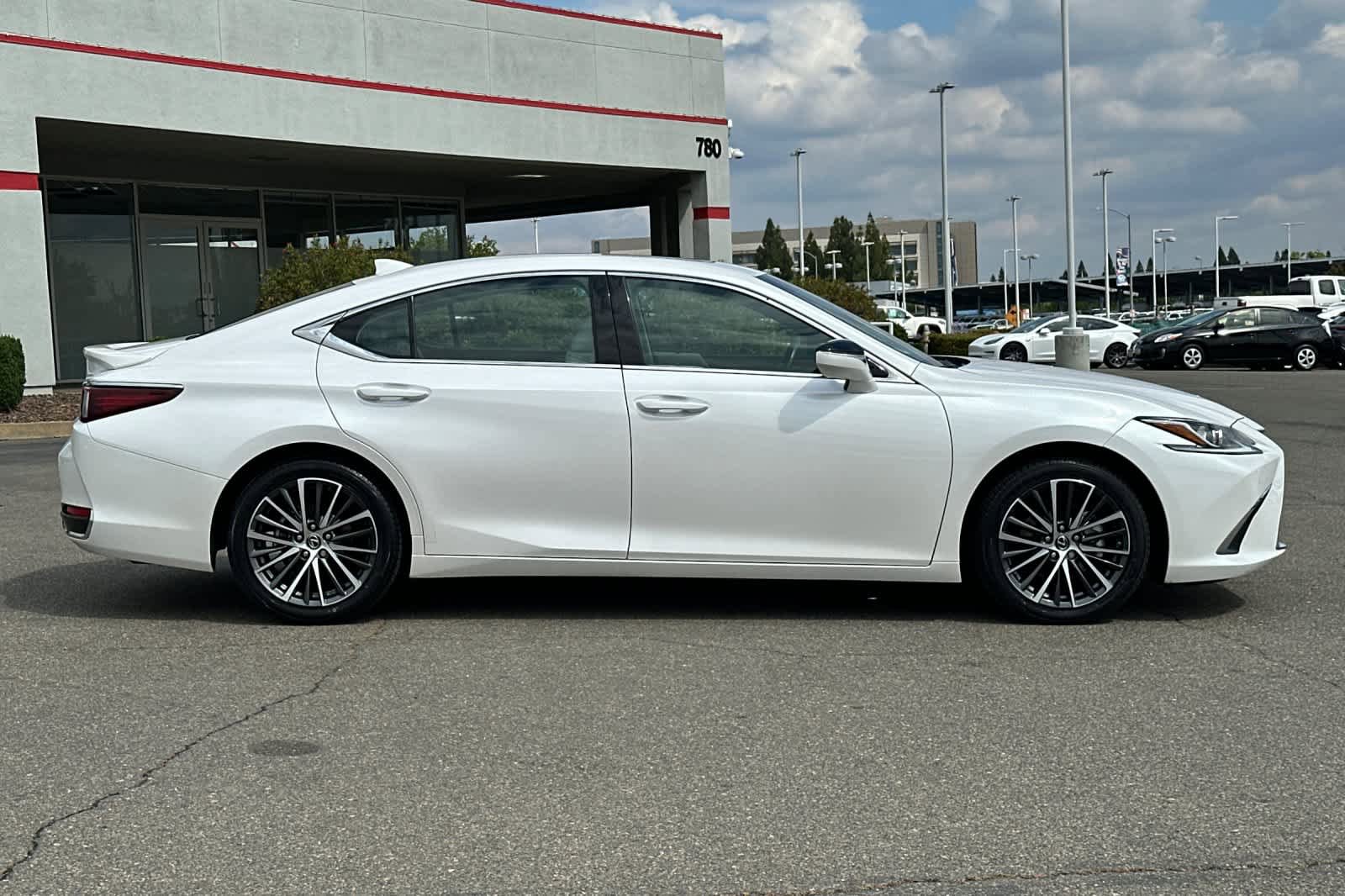 Used 2025 Lexus ES 300h w/ Premium Package FWD image 6