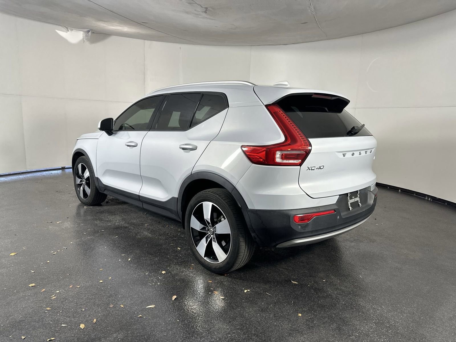 Used 2021 Volvo XC40 T4 Momentum w/ Protection Package Premier image 9