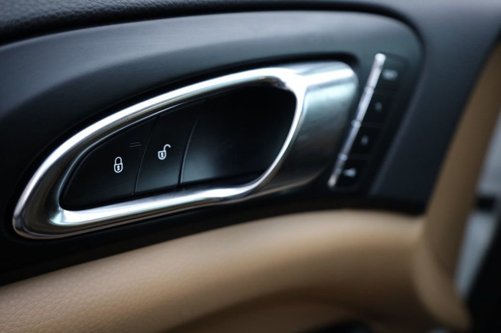 Used 2016 Porsche Cayenne image 32