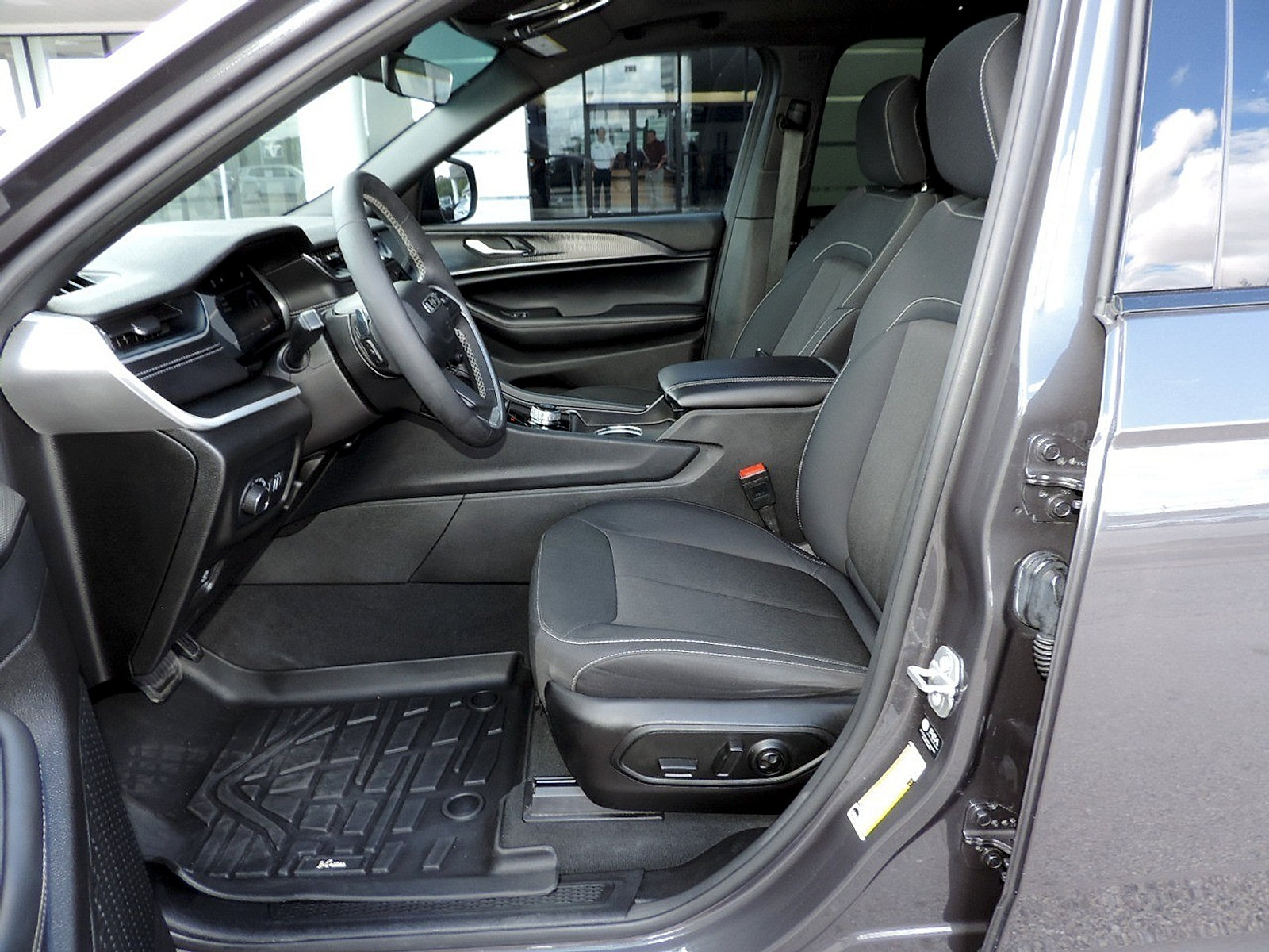 Used 2025 Jeep Grand Cherokee L Laredo RWD image 17