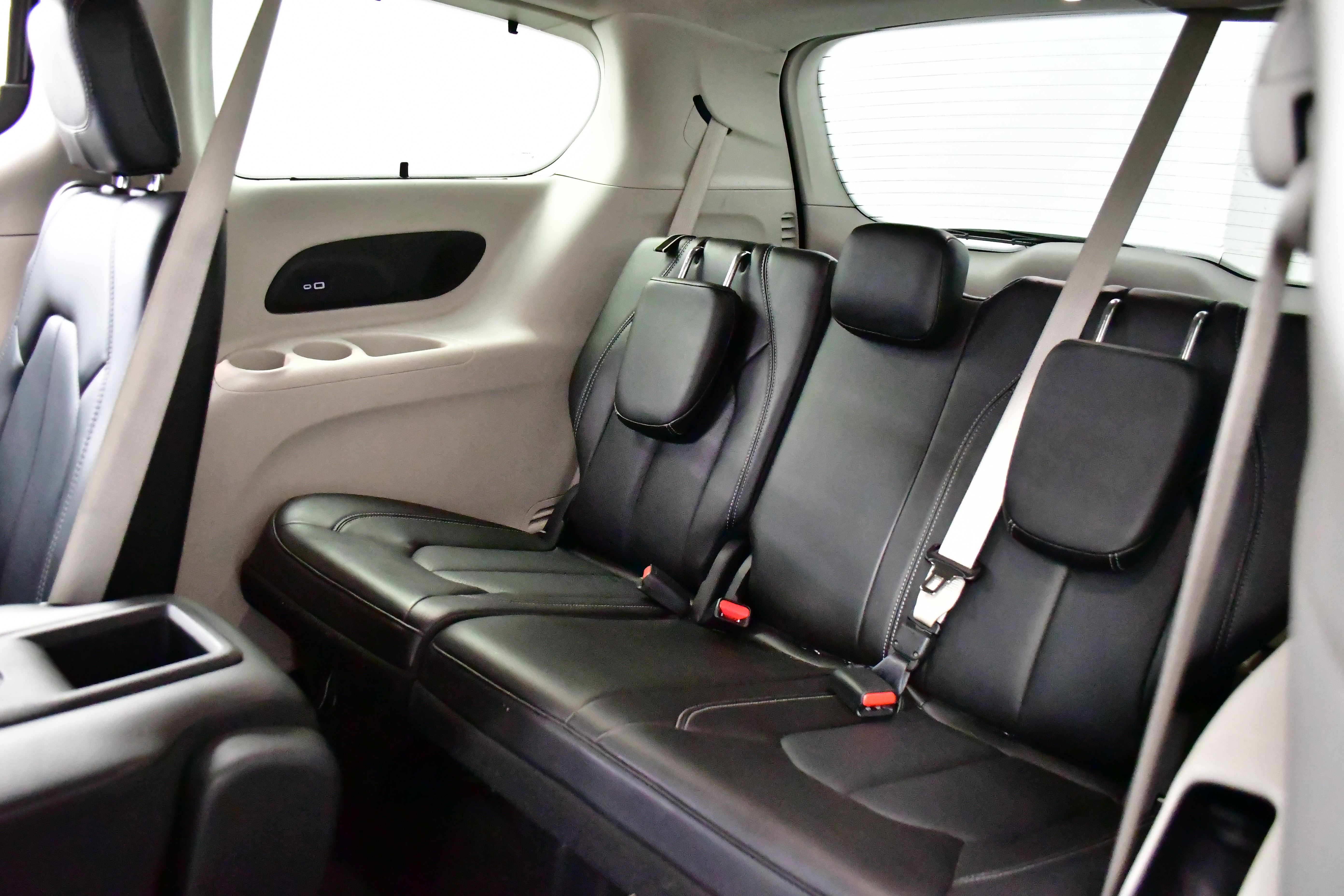 Used 2023 Chrysler Pacifica Touring-L w/ Uconnect Theater Family Group FWD image 13