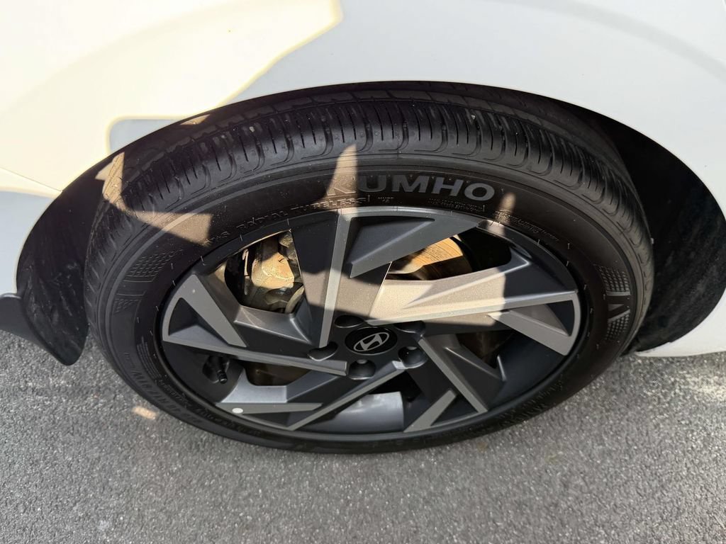 Certified 2025 Hyundai Elantra Limited FWD image 9