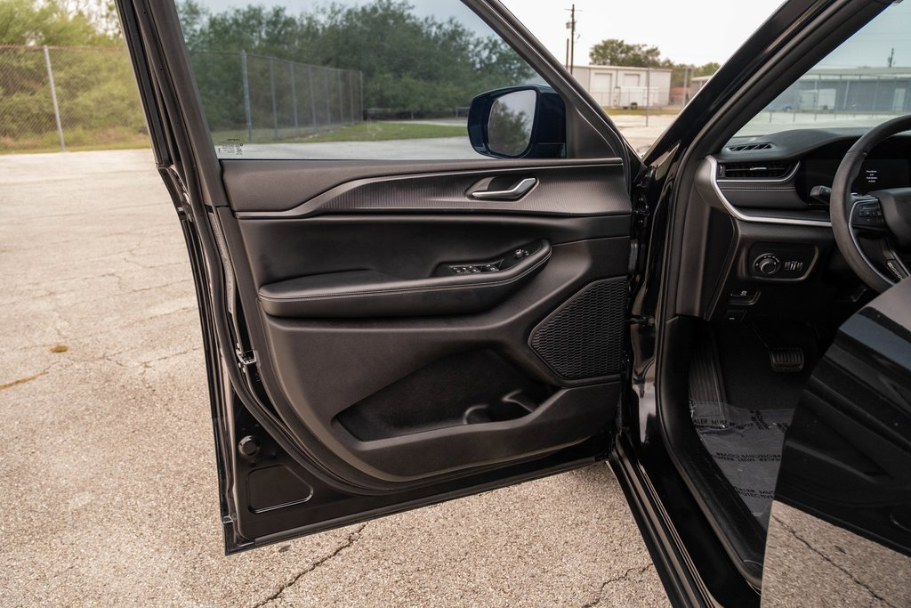 Used 2023 Jeep Grand Cherokee Altitude image 10