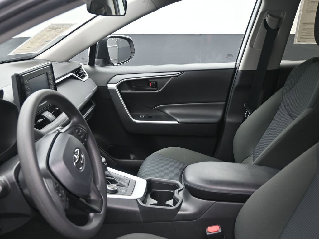 Used 2021 Toyota RAV4 LE image 11
