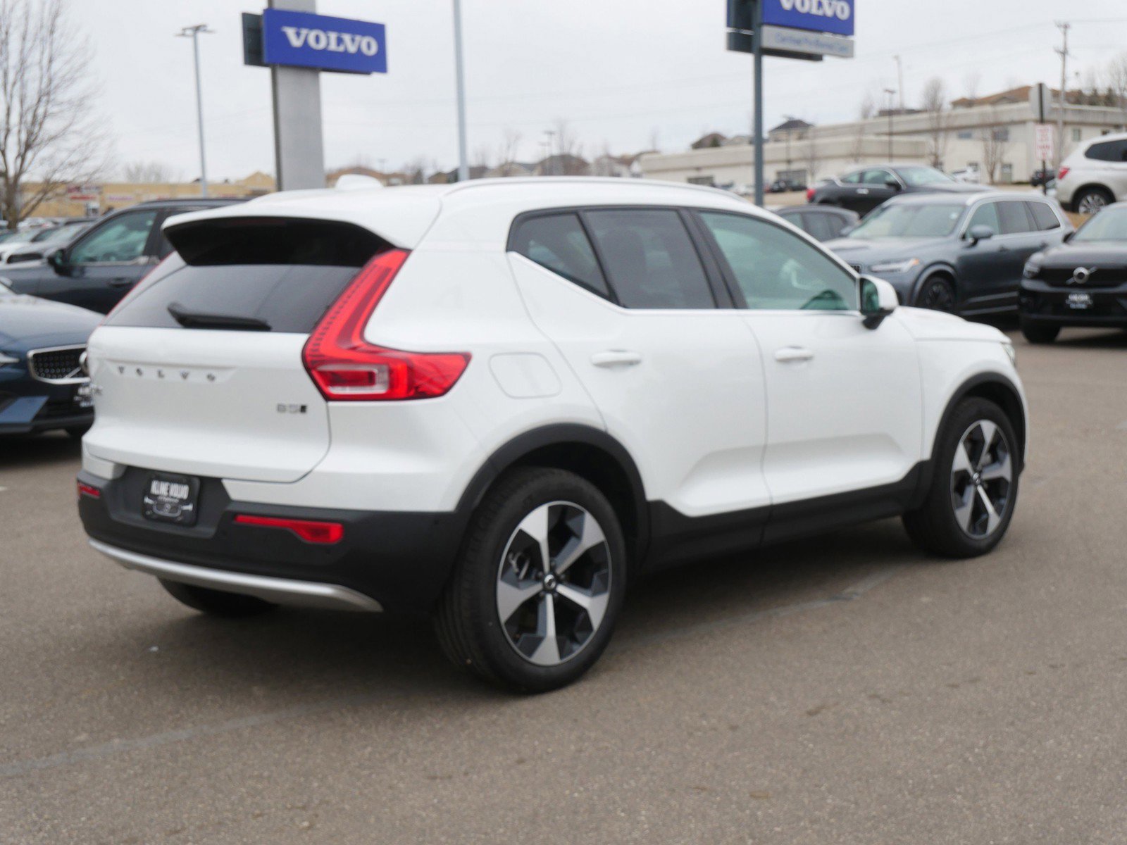 Used 2025 Volvo XC40 B5 Plus image 7