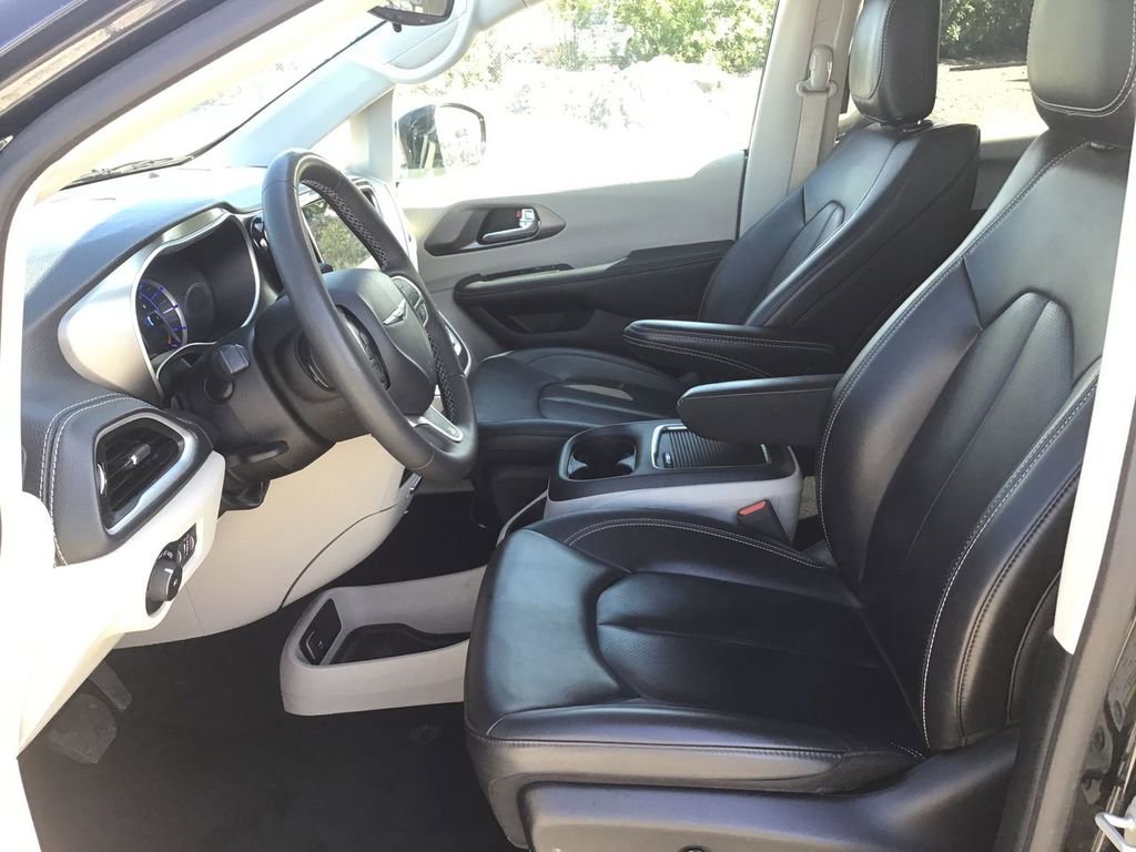 Used 2024 Chrysler Pacifica Select image 12