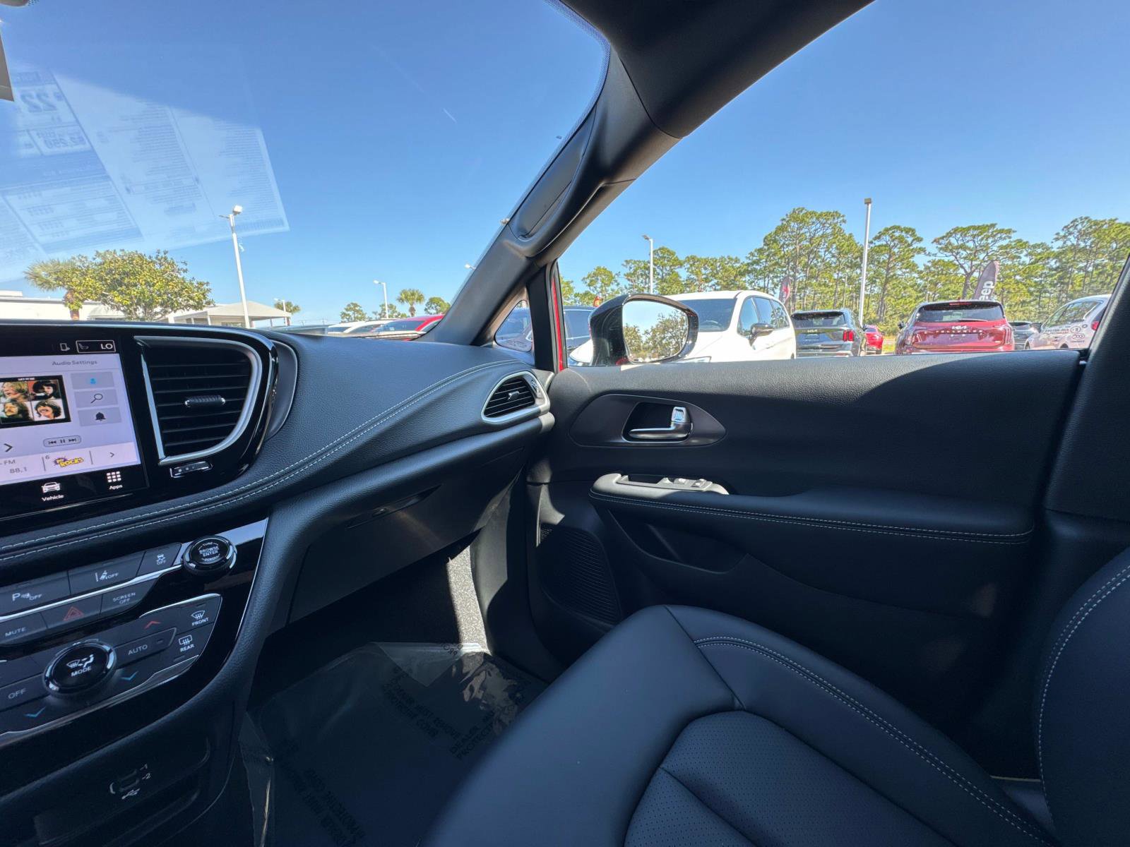 New 2026 Chrysler Pacifica Select image 28