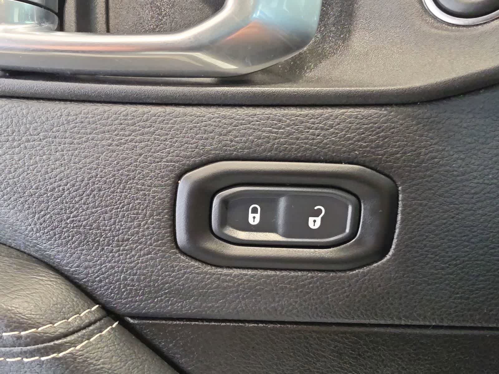 Used 2023 Jeep Wrangler Unlimited Sahara AWD/4WD image 17
